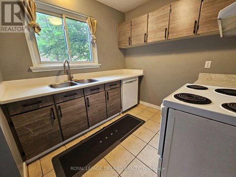 7 - 358 HOMESTEAD COURT 3 Beds Apartment for Rent