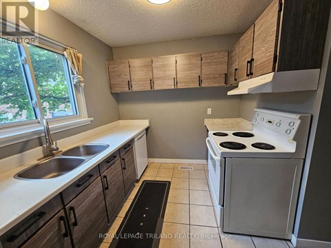 7 - 358 HOMESTEAD COURT 3 Beds Apartment for Rent