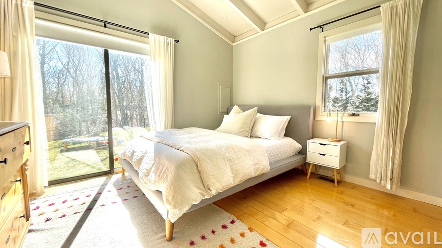 274 Little Fresh Pond Road 3 Beds Single Family Home for Rent - Photo gallery 3