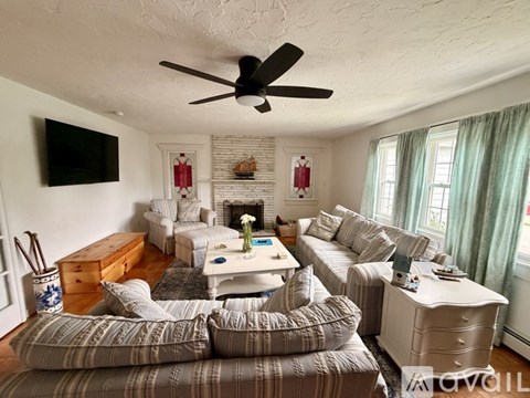 43 Airport Dr 4 Beds Apartment for Rent