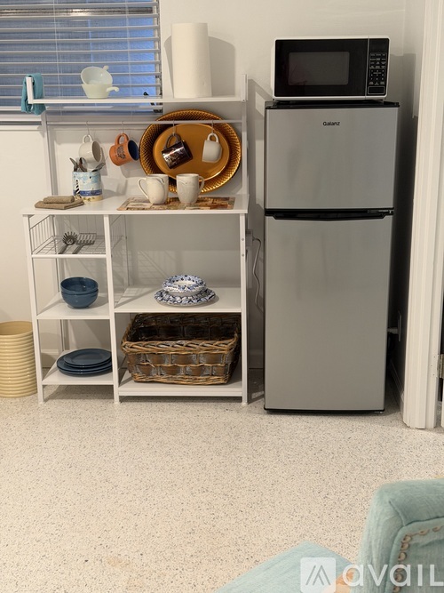 Riverside Dr Studio Single Family Home for Rent - Photo gallery 3