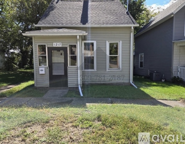 1217 W 8th St 3 Beds Single Family Home for Rent - Photo gallery 1