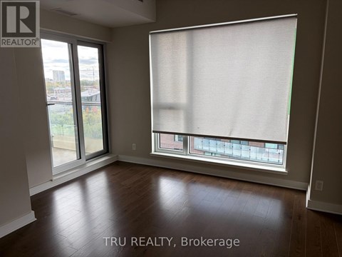 A room with a window covered by a white blind.