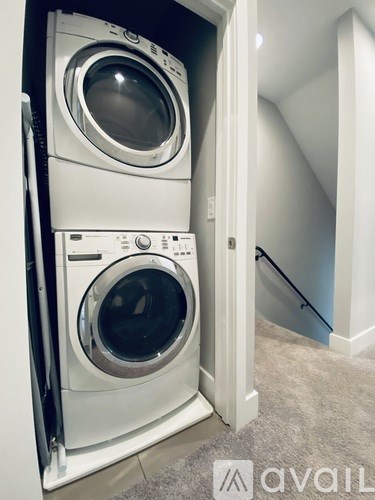 947 Arlington Ave N 2 Beds Apartment for Rent