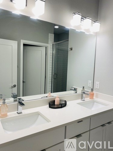 947 Arlington Ave N 2 Beds Apartment for Rent