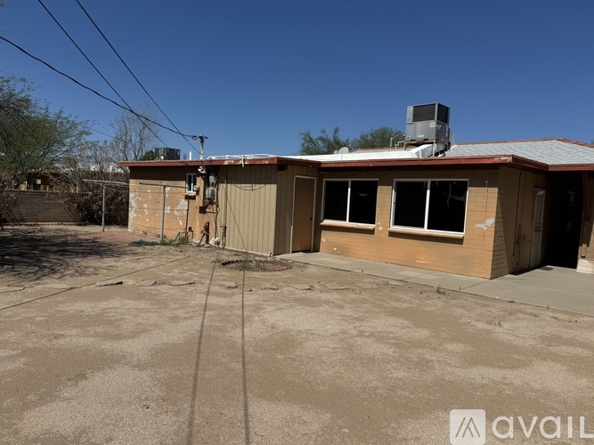 4774 East 17th Street 4 Beds Single Family Home for Rent - Photo gallery 4