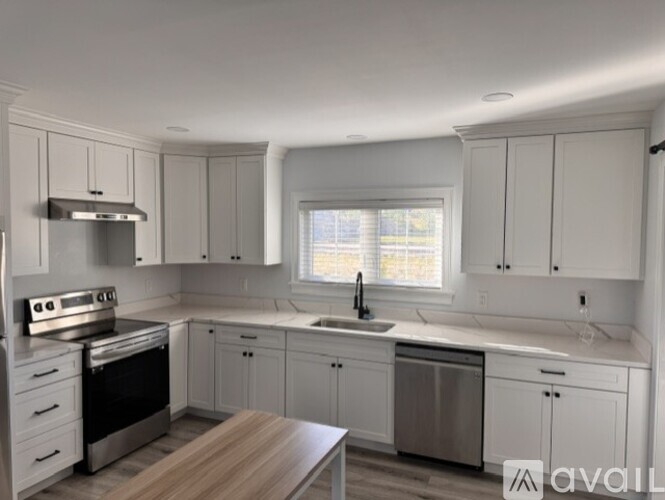 65 Ossipee Trail East 3 Beds Apartment for Rent - Photo gallery 2