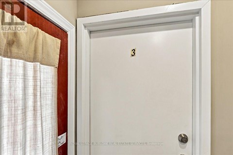 UPPER - 17 EBY STREET S 3 Beds Apartment for Rent