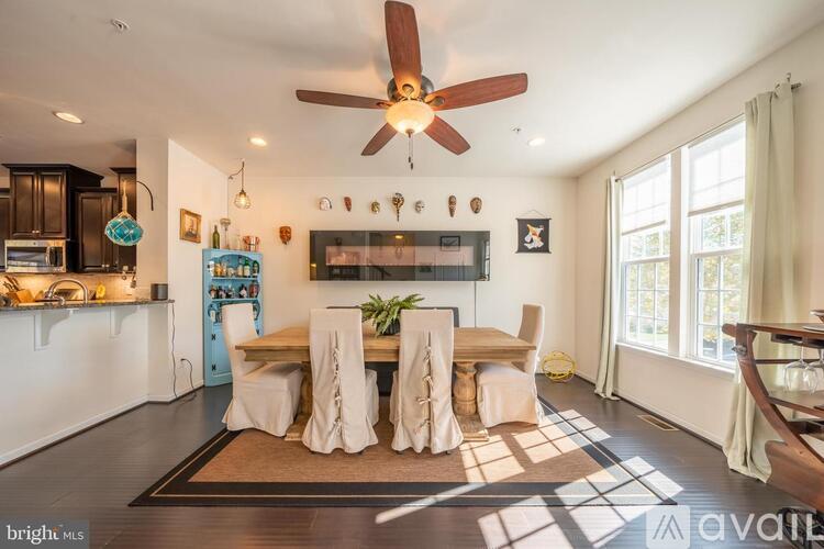 1827 Honeysuckle Ct 4 Beds Single Family Home for Rent - Photo gallery 3