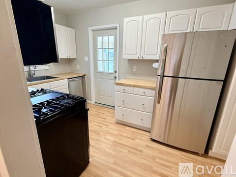 117 East Holly 3 Beds Apartment for Rent