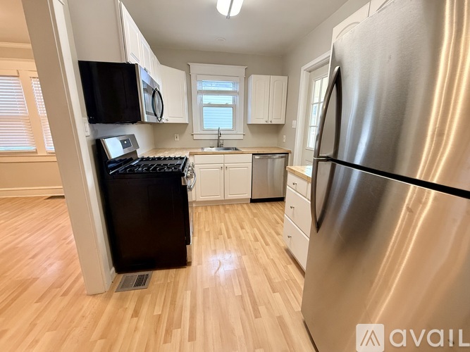 117 East Holly 3 Beds Single Family Home for Rent - Photo gallery 5