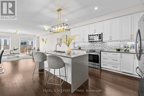 133 ANGELONIA CRESCENT 4 Beds Apartment for Rent