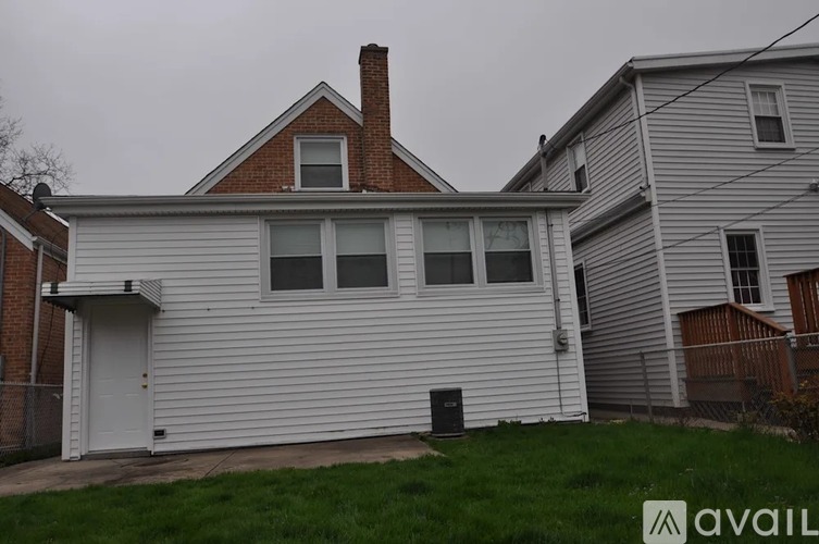 2419 North Gateway Road 3 Beds Single Family Home for Rent - Photo gallery 2