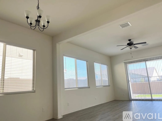 2071 East Wisteria Drive 4 Beds Single Family Home for Rent - Photo gallery 3