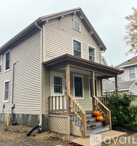 219 S Bedford St 2 Beds Apartment for Rent - Photo gallery 1
