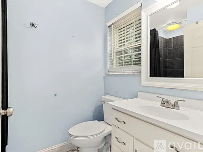 5311 N Woodview Ave 4 Beds Single Family Home for Rent - Photo gallery 2