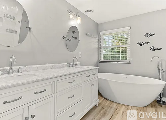 5311 N Woodview Ave 4 Beds Single Family Home for Rent - Photo gallery 4