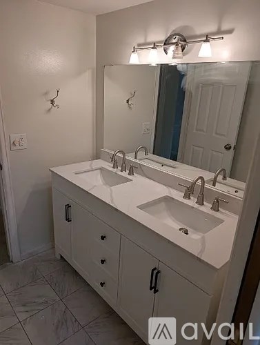 5311 N Woodview Ave 4 Beds Apartment for Rent