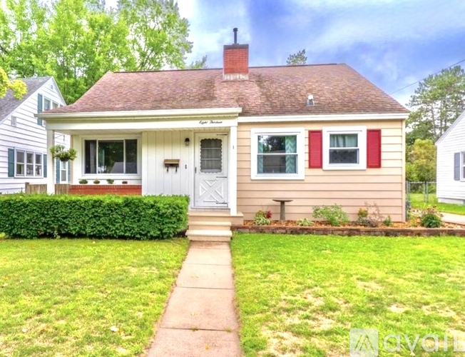 813 Ross Avenue 4 Beds Single Family Home for Rent - Photo gallery 1