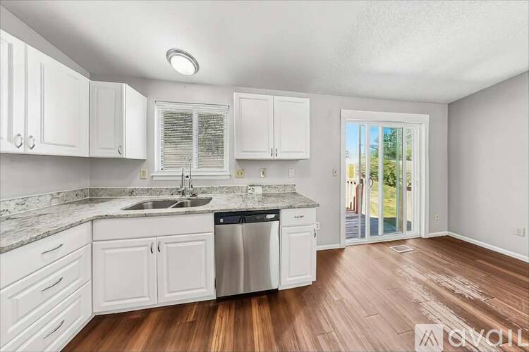 615 NE 15th Ct 3 Beds Single Family Home for Rent - Photo gallery 2