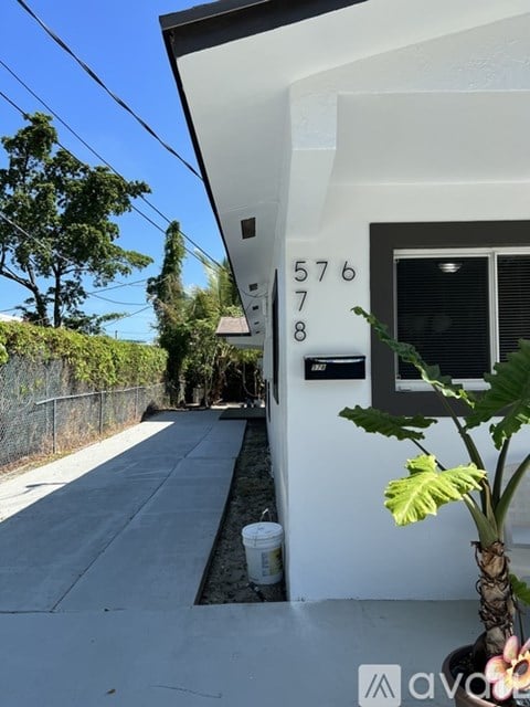 578 Northeast 70Th Street 2 Beds Apartment for Rent