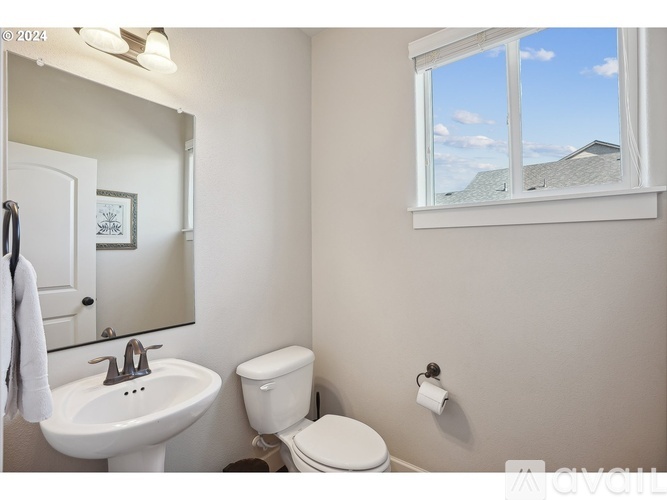 3520 Northeast Spruce Drive 3 Beds Single Family Home for Rent - Photo gallery 4