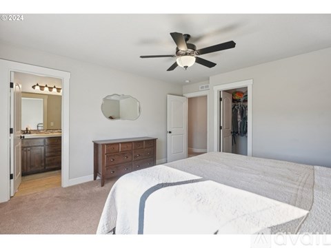 3520 Northeast Spruce Drive 3 Beds Apartment for Rent
