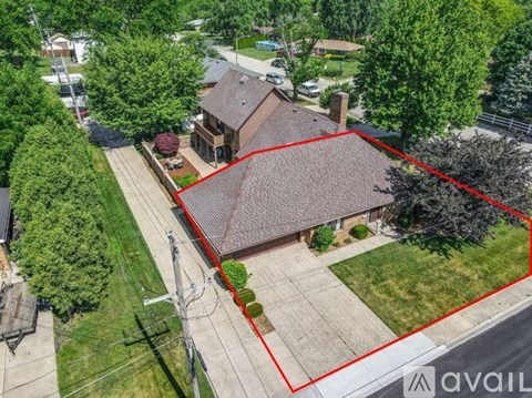 A house is surrounded by a red boundary line.