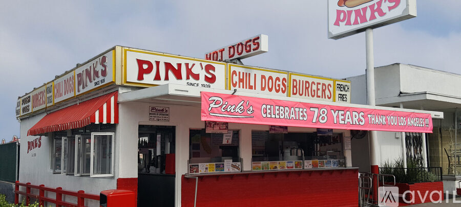Pink's Chili Dogs and Burgers stand.