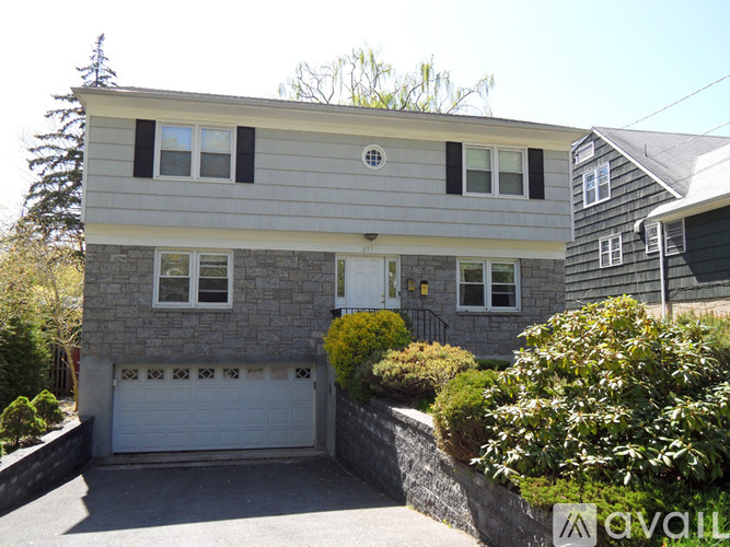 219 S Barry Ave 3 Beds Apartment for Rent - Photo gallery 1