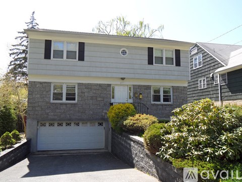 219 S Barry Ave 3 Beds Apartment for Rent