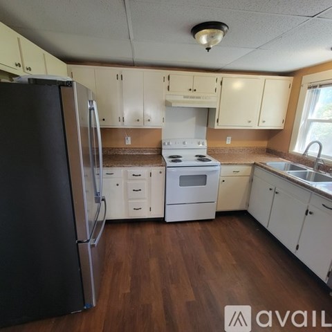 470 W 5Th St 2 Beds Apartment for Rent
