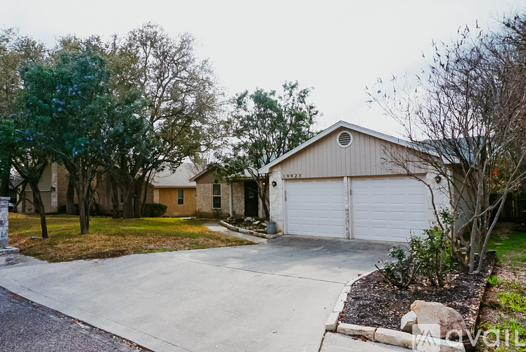 19923 Encino Briar 3 Beds Single Family Home for Rent - Photo gallery 2