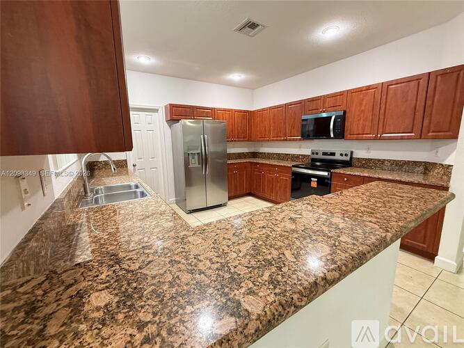3663 NE 2nd Ct 5 Beds Single Family Home for Rent - Photo gallery 4