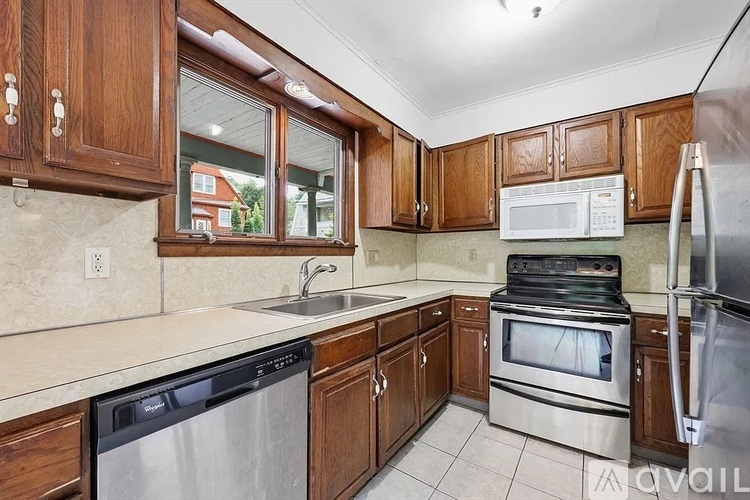 77 Firglade Avenue 4 Beds Single Family Home for Rent - Photo gallery 5