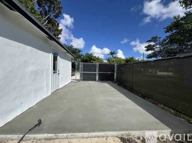 736 Northwest 8th Avenue 1 Apartment for Rent - Photo gallery 1