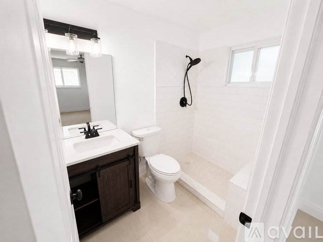 736 Northwest 8th Avenue 4 Beds Single Family Home for Rent - Photo gallery 5