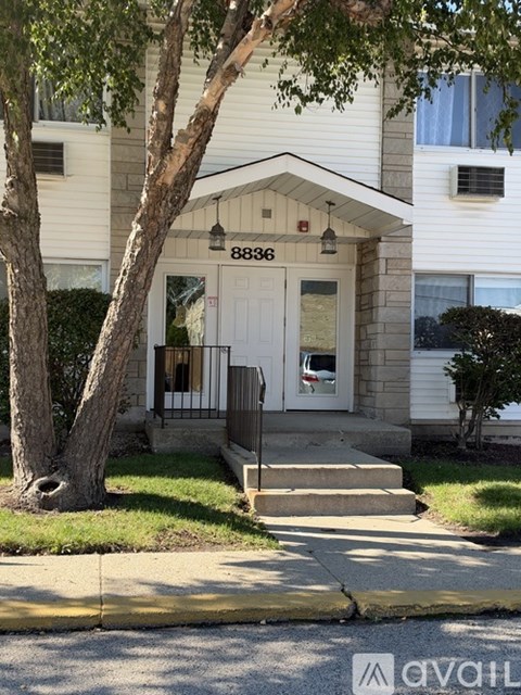 8836 N Western Ave 2 Beds Apartment for Rent