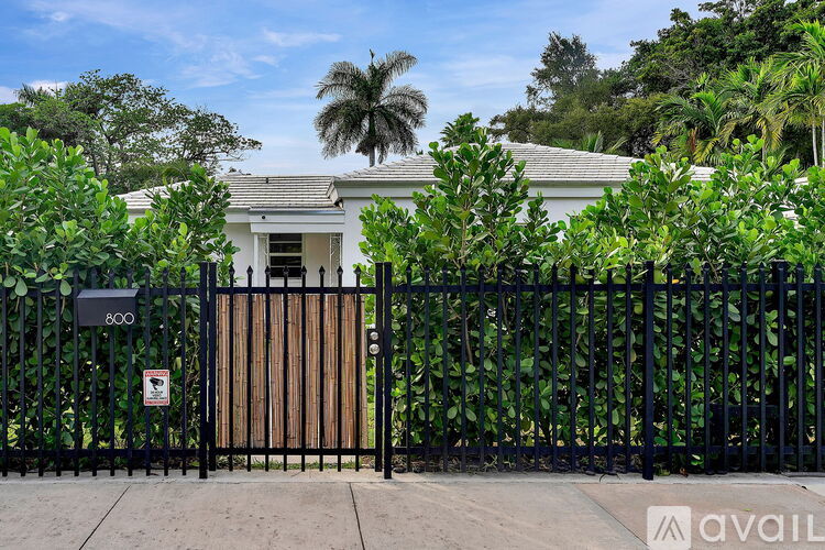 800 Northwest 9th Avenue 3 Beds Single Family Home for Rent - Photo gallery 2