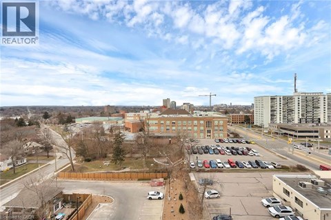 A parking lot with cars and a building in the background.