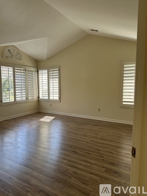 335 Sutton Circle 4 Beds Apartment for Rent