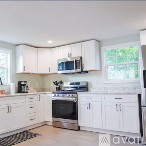 228 Hastings Ave 3 Beds Apartment for Rent