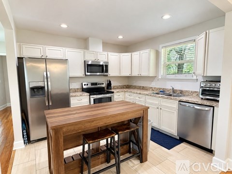 940 Hawthorne St 3 Beds Apartment for Rent