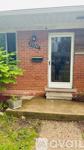 A house numbered 21247 is shown with a mailbox and a door.