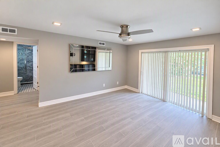 4215 E Bay Dr 2 Beds Condo for Rent - Photo gallery 1