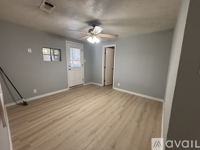 611 Smith St 4 Beds Single Family Home for Rent - Photo gallery 3