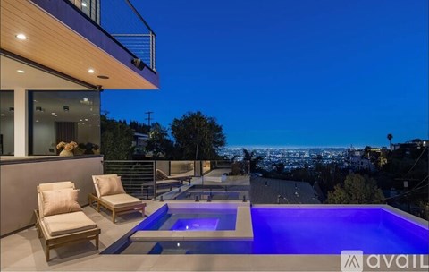 8470 Franklin Ave 4 Beds Apartment for Rent