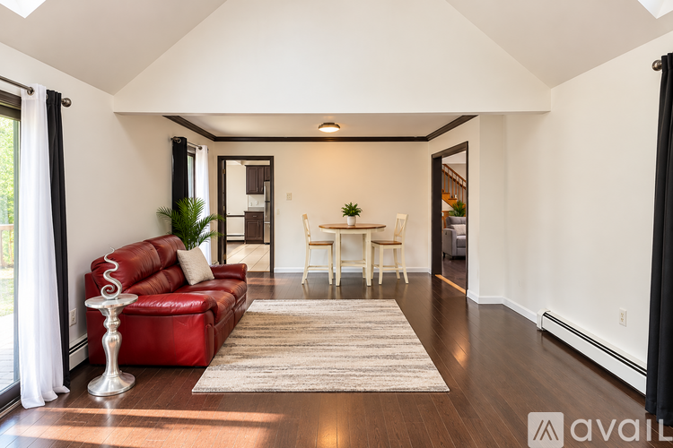 60 Vincent Lane 4 Beds Single Family Home for Rent - Photo gallery 4