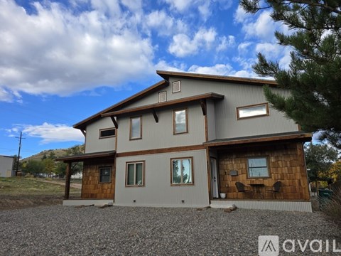 885 Oak St 3 Beds Apartment for Rent