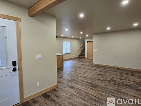 885 Oak St 3 Beds Apartment for Rent
